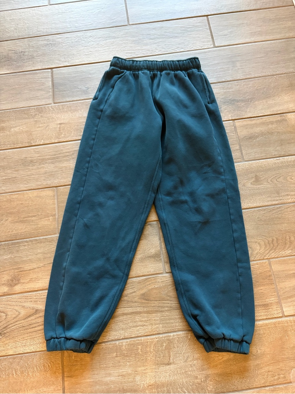 Lululemon Scuba High-Rise jogger pants feature a loose fit and cuffed ankles XS